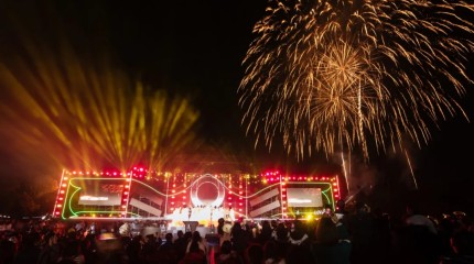 溪谷森林里的校庆晚会！全校传旗、烟火璀璨，天省予你的浪漫