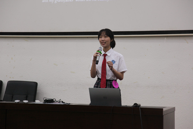 张高二8班张飘同学在台上演讲_副本.jpg